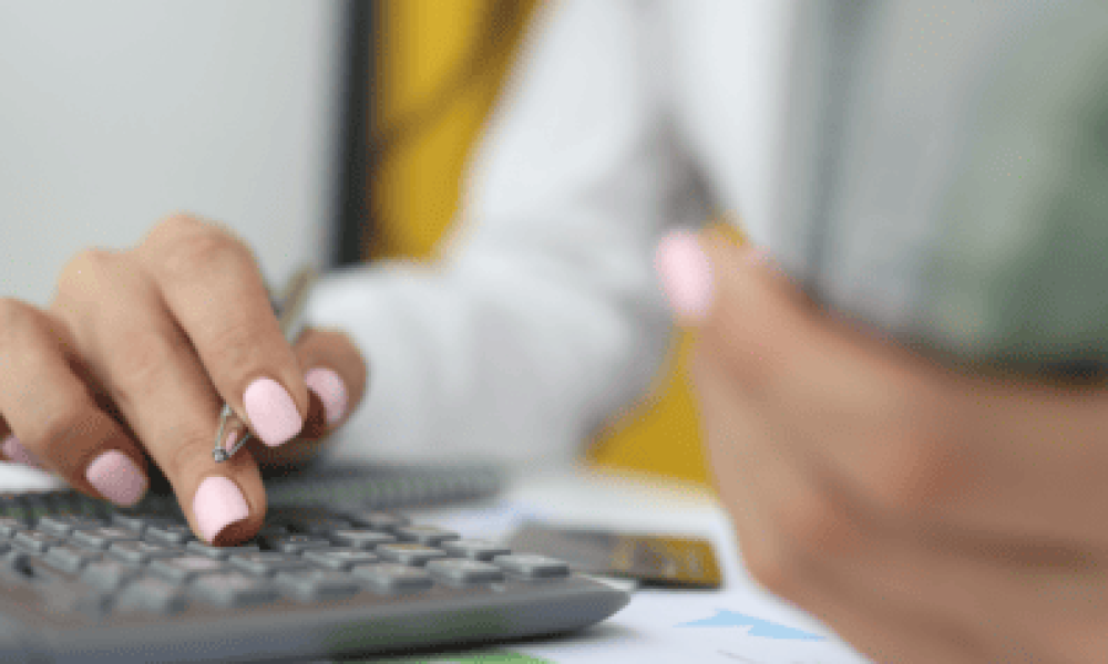 Design sem nome (3) Calculadora e notas simbolizando o cálculo para descobrir o valor real do seu processo trabalhista.