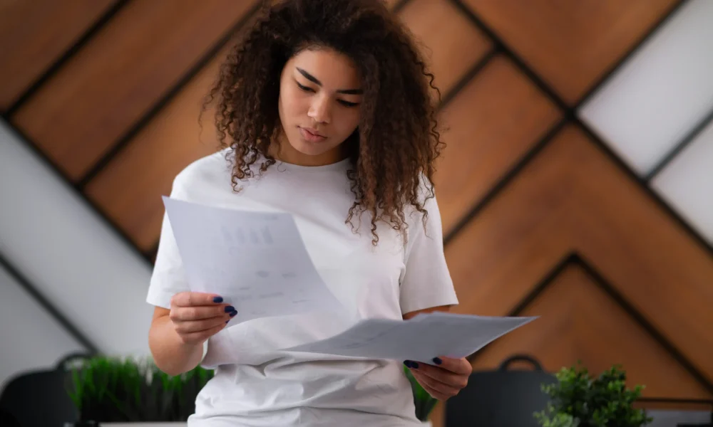 Mulher analisando contrato para vender créditos trabalhistas com segurança