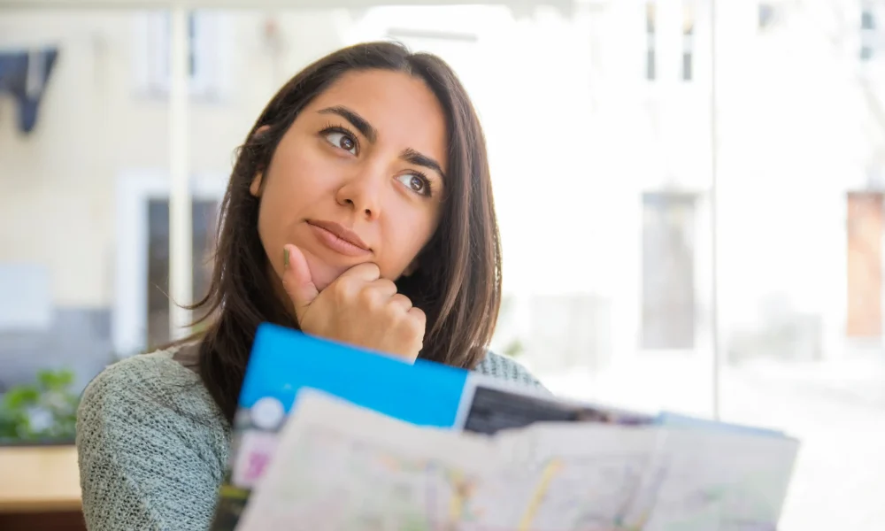 Trabalhadora preocupada analisando calendário de férias indevidas e direitos trabalhistas pela CLT